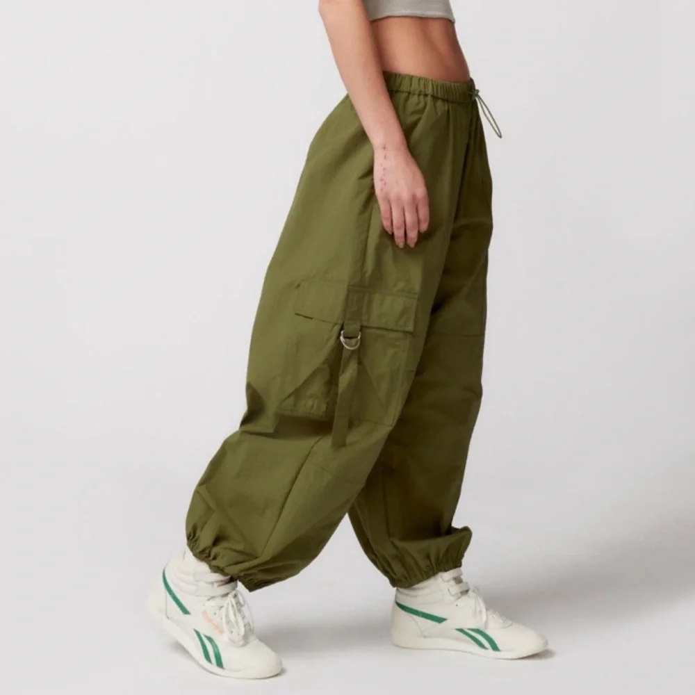 urban outfitters jana nylon balloon cargo pant - Picture 4 of 9